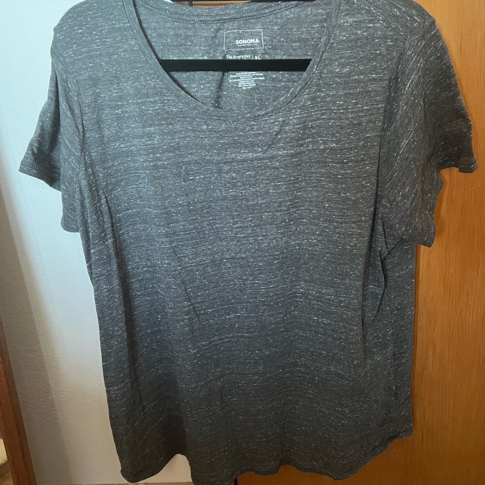 XL Gray short sleeve shirt with white specs. Hardly worn and in good condition.